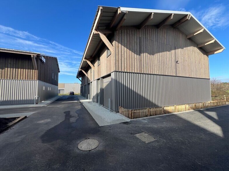Local d'activités dans Le Haillan à vendre - Photo de l’immeuble – Image 2 sur 13