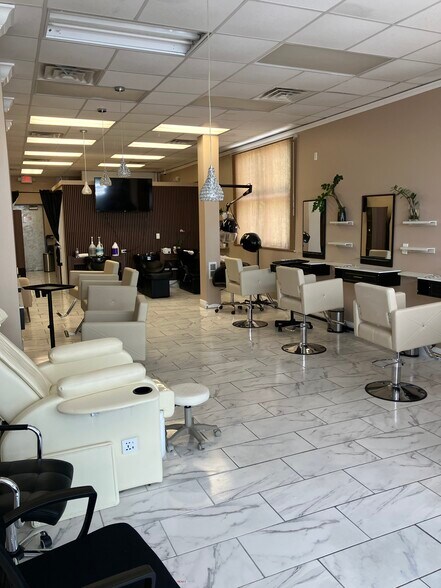 17230-17250 S Tamiami Trl, Fort Myers, FL à louer - Photo intérieure – Image 1 sur 24