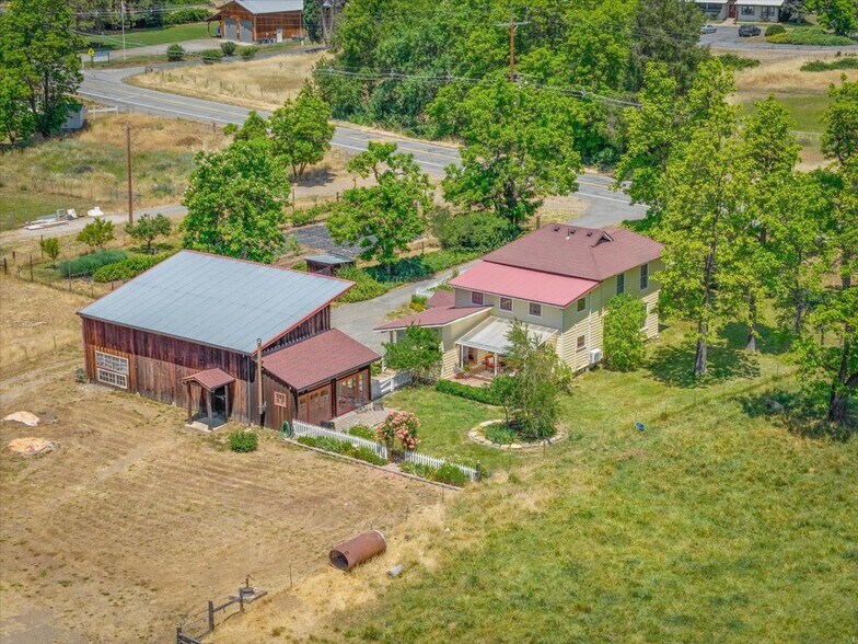 44510 State 96 Hwy, Seiad Valley, CA à vendre - Photo de l’immeuble – Image 2 sur 71