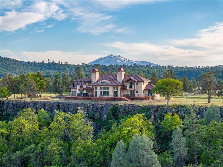 42605 Hwy 299, Fall River Mills, CA à vendre - Photo de l’immeuble – Image 1 sur 125