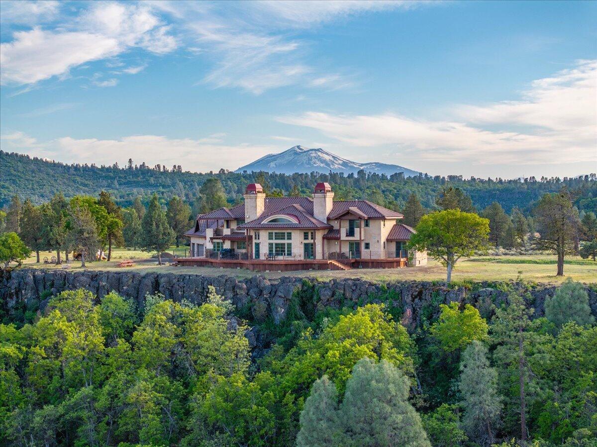 42605 Hwy 299, Fall River Mills, CA à vendre Photo de l’immeuble– Image 1 sur 126