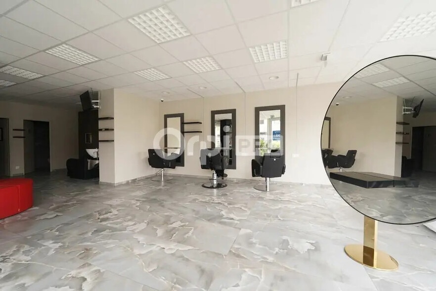 Local commercial dans La Verpillière à louer - Photo de l’immeuble – Image 1 sur 7