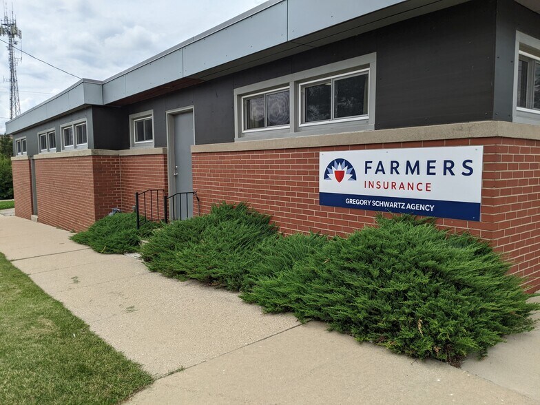 302 N 3rd St, Watertown, WI à louer - Photo de l’immeuble – Image 1 sur 17