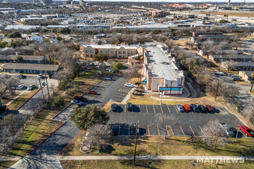8307 Gault Ln, San Antonio, TX à vendre - Photo de l’immeuble – Image 1 sur 3
