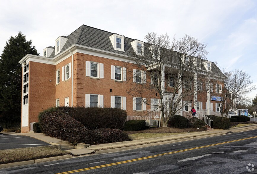 6305 Castle Pl, Falls Church, VA à louer - Photo de l’immeuble – Image 2 sur 9