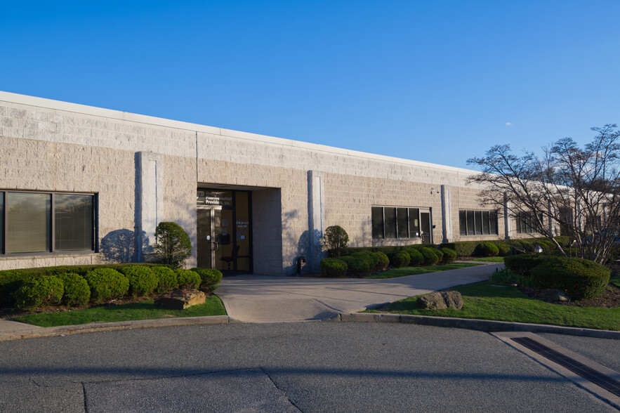 55 W Ames Ct, Plainview, NY à louer - Photo de l’immeuble – Image 1 sur 3