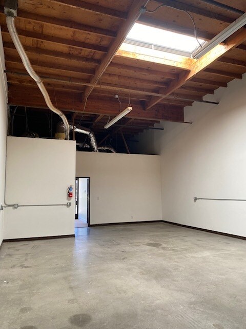 3201 Corte Malpaso, Camarillo, CA 93012 - Lot 304 -  - Photo intérieure - Image 1 of 7