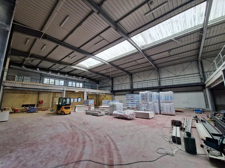 Local d’activités dans Cormelles-le-Royal à louer - Photo intérieure – Image 2 sur 2