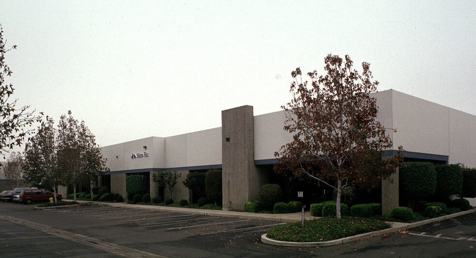 4051 E La Palma Ave, Anaheim, CA à louer - Photo de l’immeuble – Image 3 sur 5