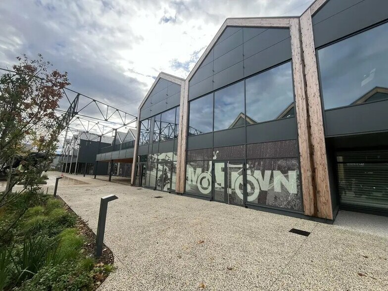 Local commercial dans Vénissieux à louer - Photo de l’immeuble – Image 3 sur 7