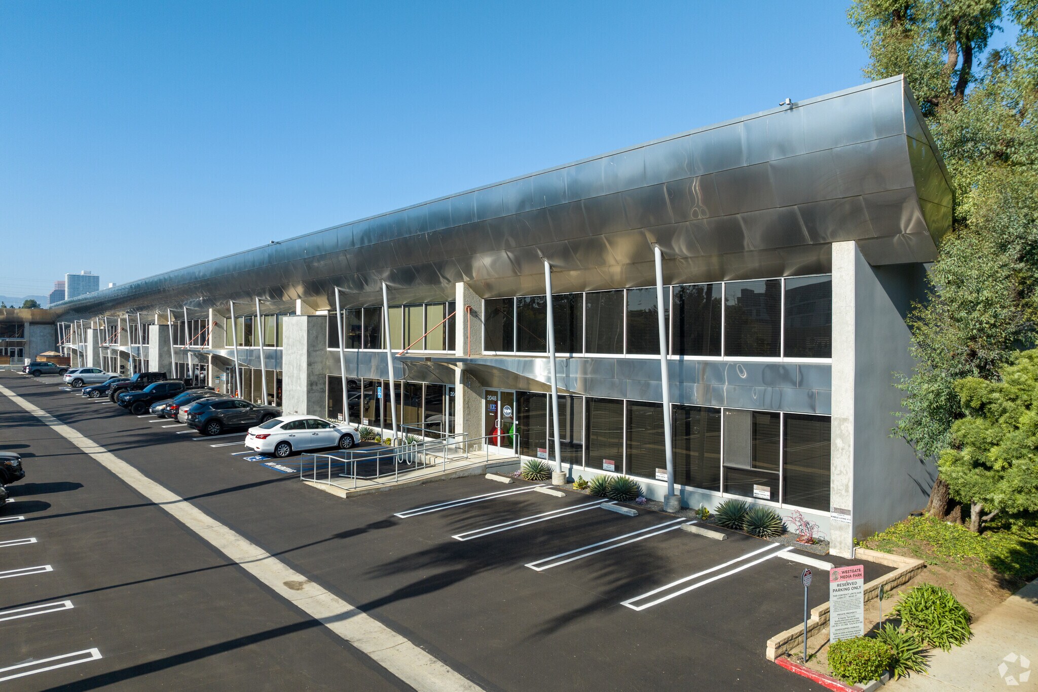 2036-2048 Armacost Ave, Los Angeles, CA à louer Photo principale– Image 1 sur 22