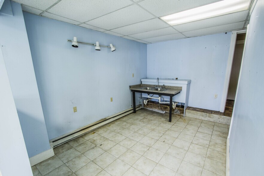 32 Worcester Rd, Charlton, MA à louer - Photo intérieure – Image 2 sur 8