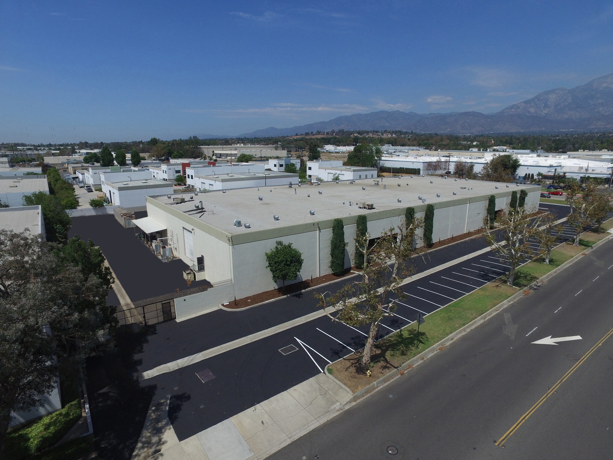 8740 Hellman Ave, Rancho Cucamonga, CA à louer Photo principale– Image 1 sur 7