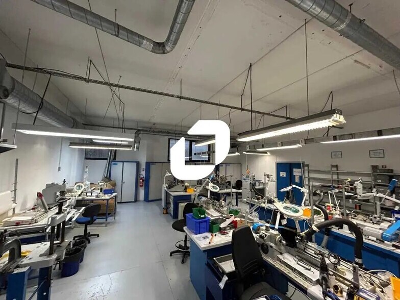 Local d’activités dans Vitry-sur-Seine à louer - Photo de l’immeuble – Image 2 sur 11