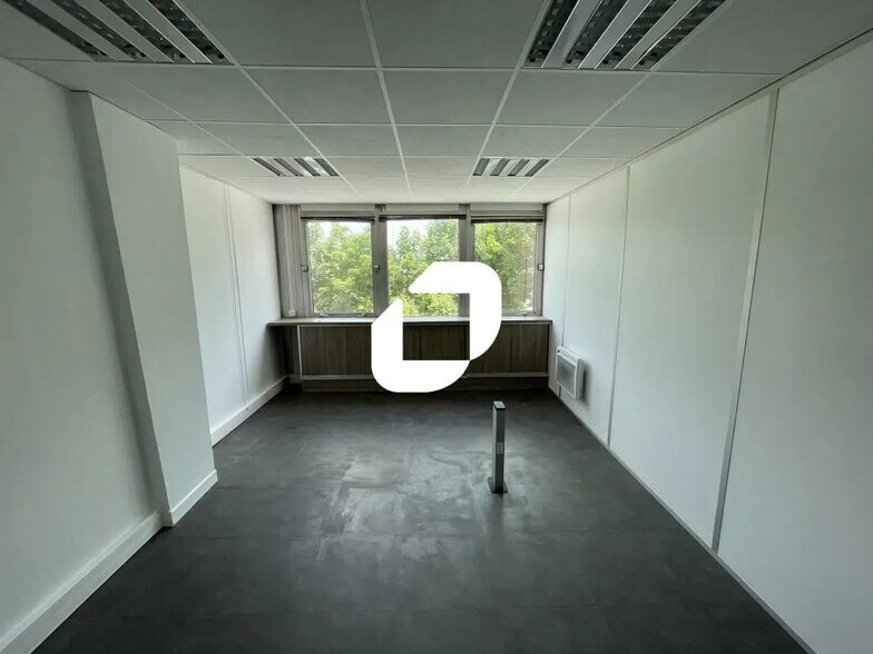 Bureau dans Noisy-le-Grand à louer - Photo de l’immeuble – Image 1 sur 8