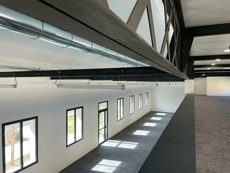 Bureau dans Vénissieux à louer - Photo de l’immeuble – Image 3 sur 12