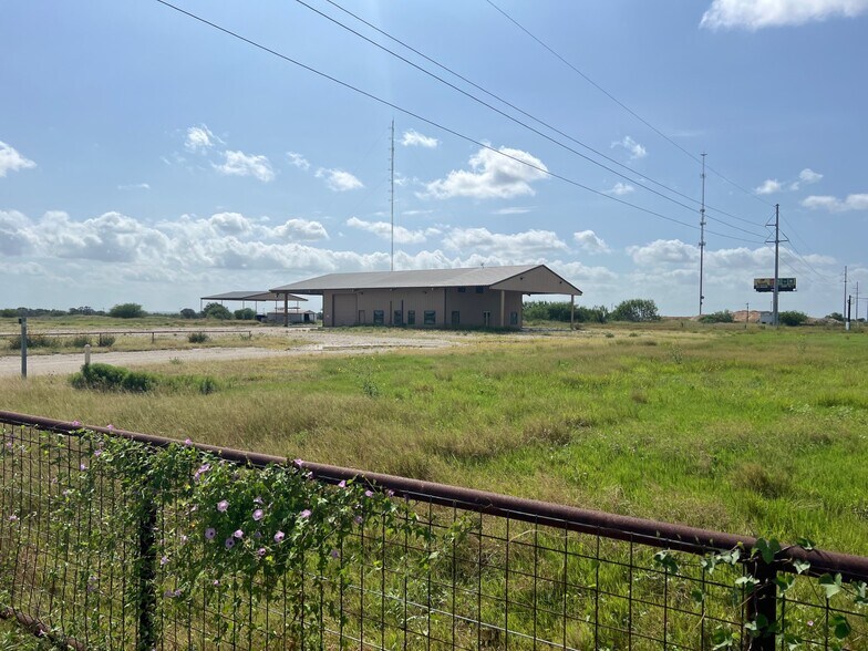 94600 I-37, Pleasanton, TX à louer - Photo de l’immeuble – Image 1 sur 19