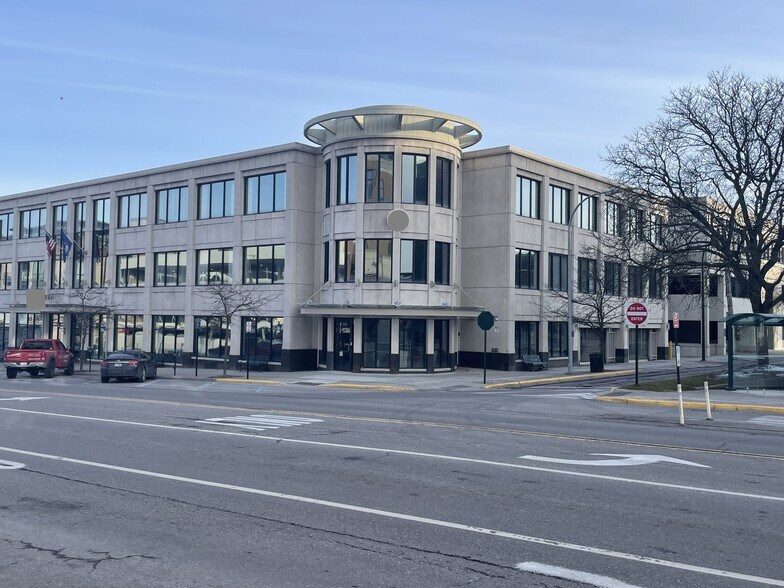 322 N Old Woodward Ave, Birmingham, MI à louer - Photo principale – Image 1 sur 4