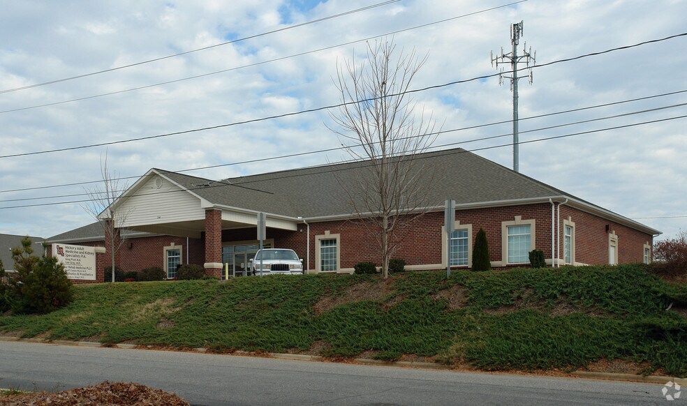1344 N Center St, Hickory, NC à louer - Photo de l’immeuble – Image 2 sur 3