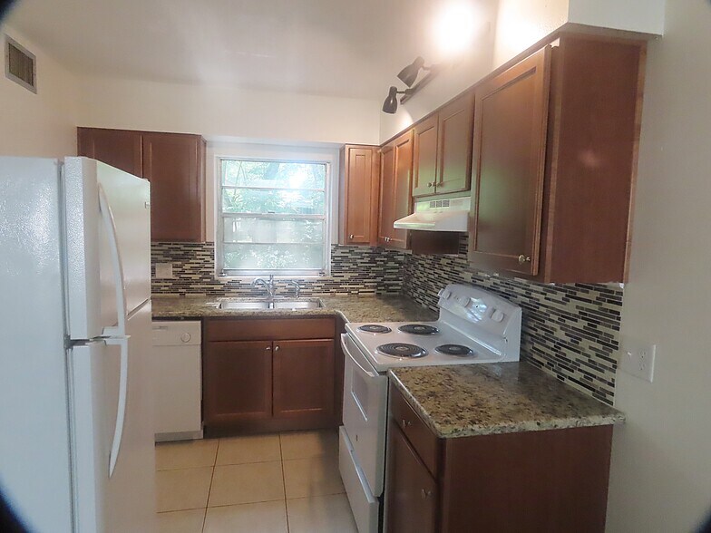 1307 Cook St, Deland, FL à vendre - Photo intérieure – Image 3 sur 9