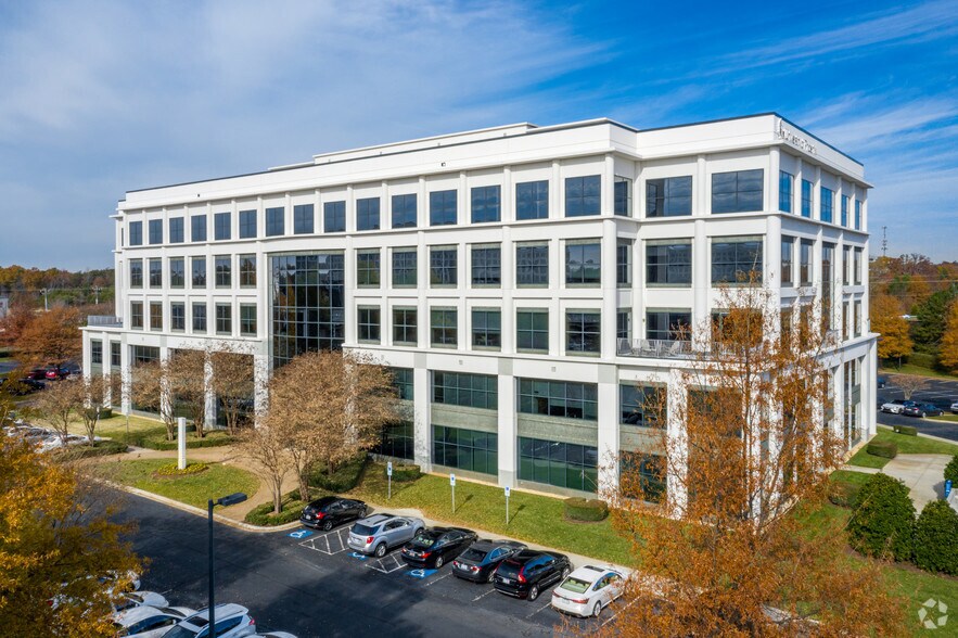 3800 Arco Corporate Dr, Charlotte, NC à louer - Photo de l’immeuble – Image 2 sur 20