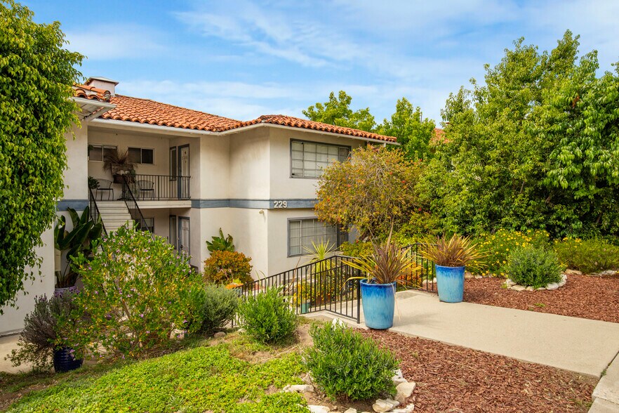229 Palos Verdes Dr W, Palos Verdes Estates, CA à vendre - Photo de l’immeuble – Image 2 sur 33