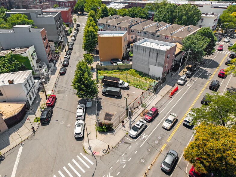 894 169th st, Bronx, NY à vendre - Photo de l’immeuble – Image 2 sur 16