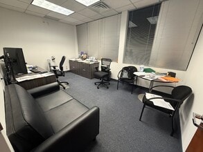 150 Woodbury Rd, Woodbury, NY à louer Photo intérieure– Image 2 sur 4