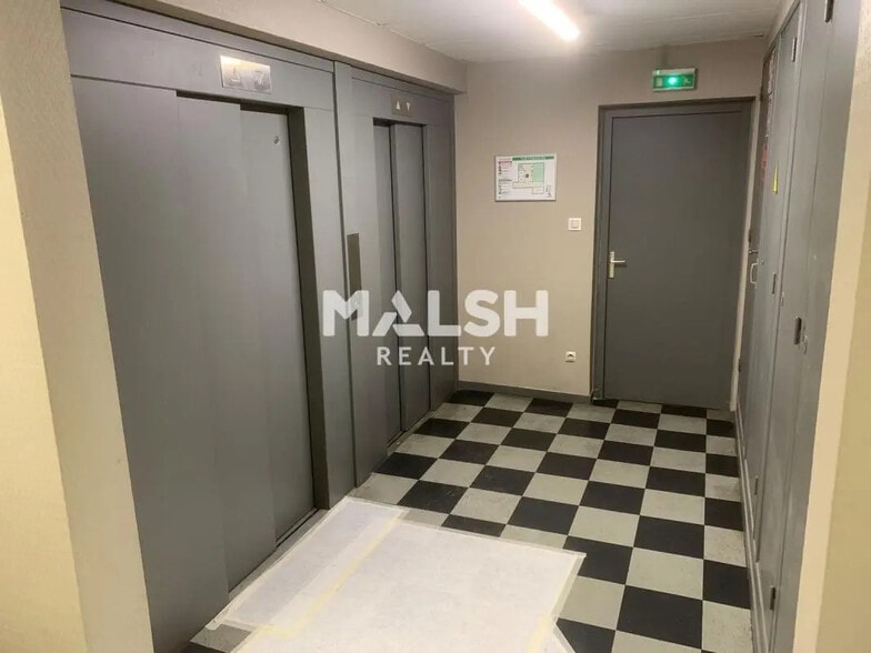 Bureau dans Bron à vendre - Hall d’entrée – Image 3 sur 9