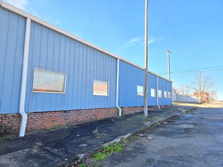 111 E 5th St, Mound Valley, KS à vendre - Photo de l’immeuble – Image 3 sur 32