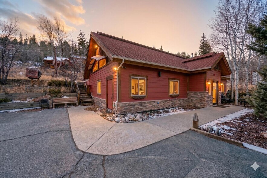 606 W Byers Ave, Hot Sulphur Springs, CO à vendre - Photo principale – Image 1 sur 90