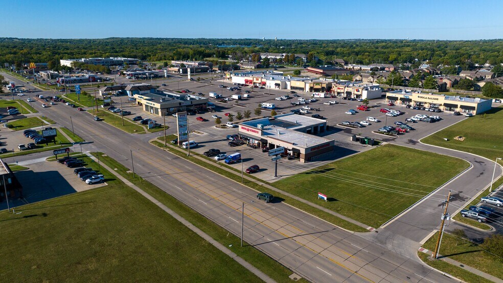 2727 SW Wanamaker Rd, Topeka, KS à louer - Photo de l’immeuble – Image 1 sur 2
