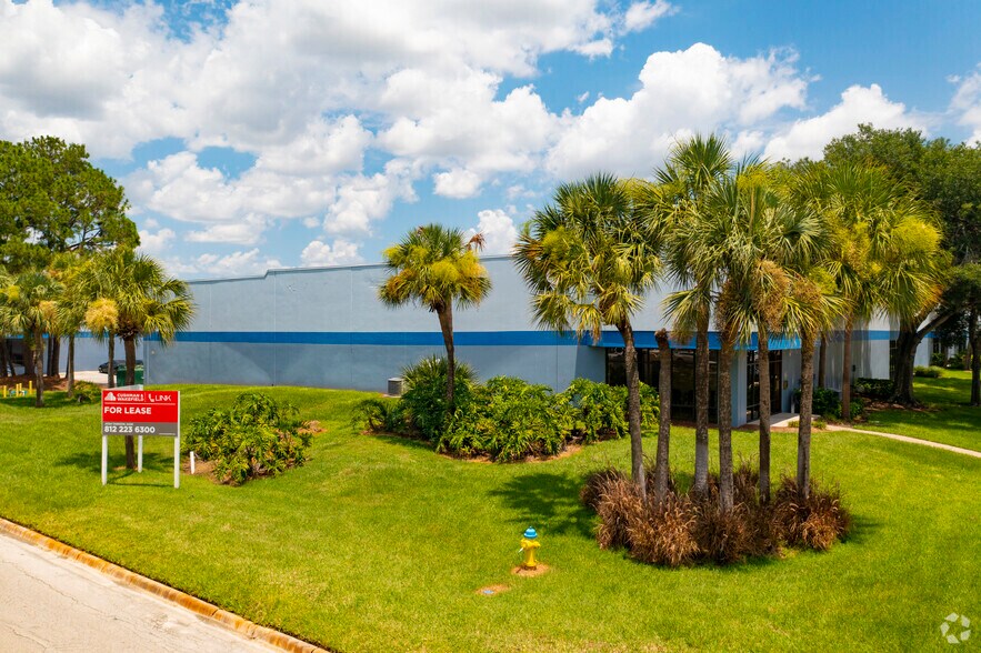 9842-9860 Currie Davis Dr, Tampa, FL à louer - Photo de l’immeuble – Image 2 sur 6