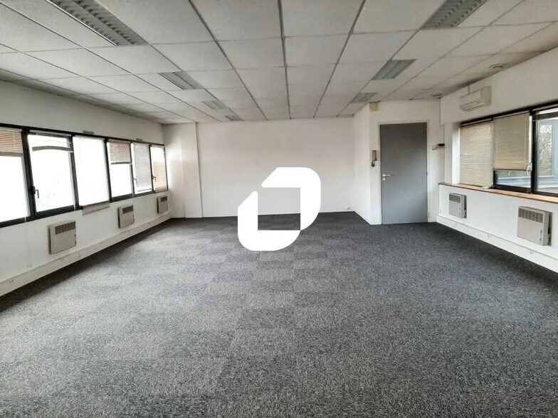 Bureau dans Plaisir à louer - Photo de l’immeuble – Image 3 sur 17