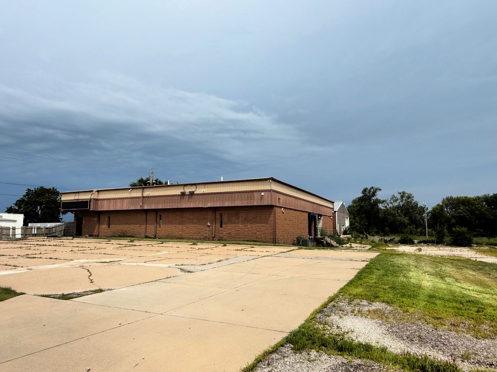 1850 Airline Hwy, Waterloo, IA à vendre Photo de l’immeuble– Image 1 sur 6