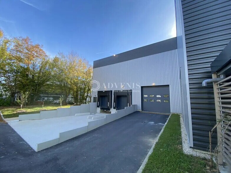 Local d’activités dans Trappes à louer - Photo de l’immeuble – Image 1 sur 11