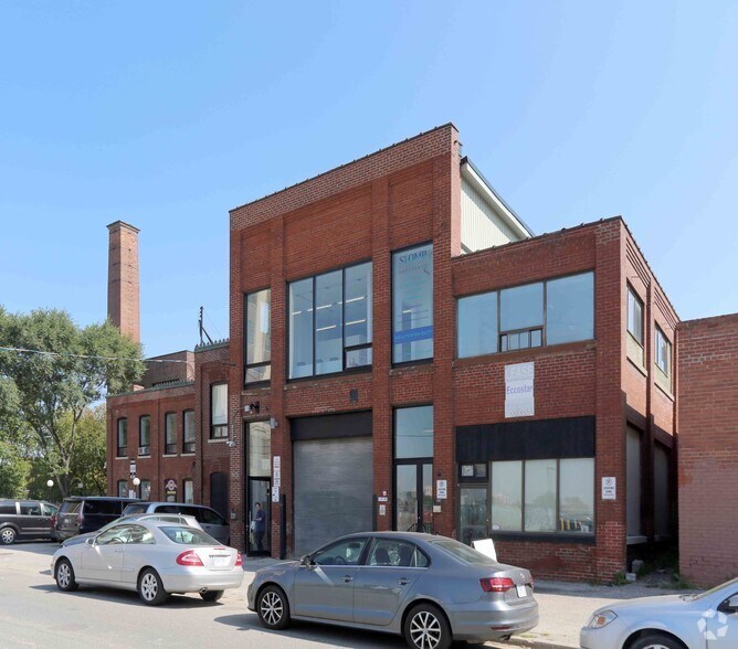 163 Sterling Rd, Toronto, ON à louer - Photo de l’immeuble – Image 2 sur 3