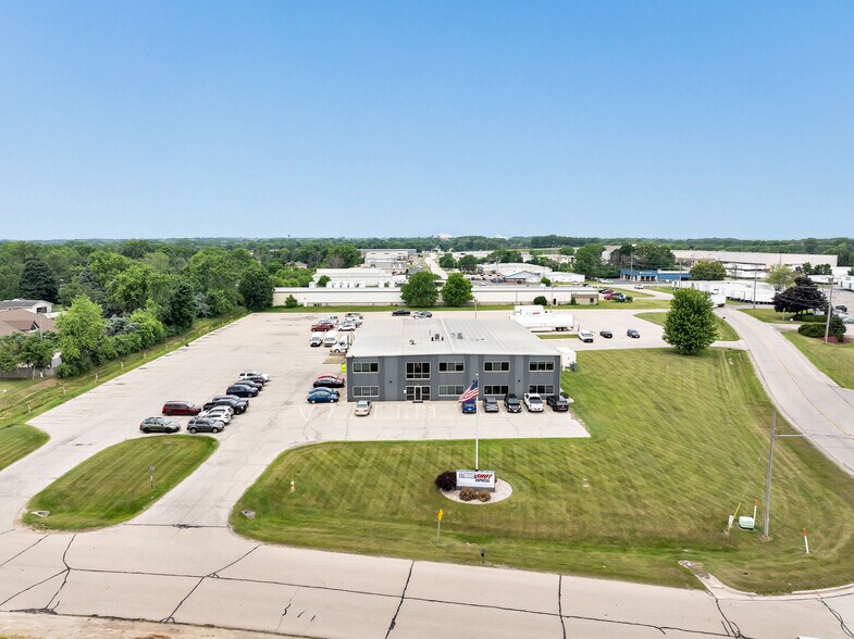 800 Kuehn Ct, Neenah, WI à louer - Photo de l’immeuble – Image 1 sur 25