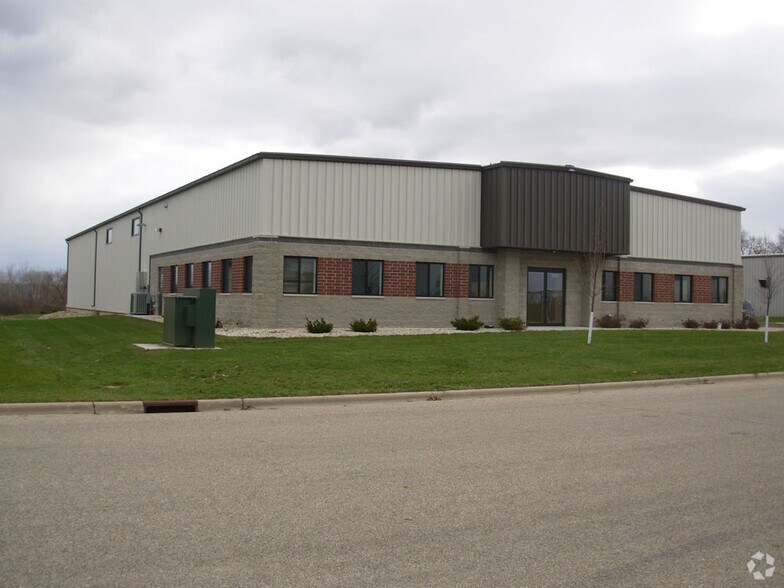 380 Business Park Cir, Stoughton, WI à louer - Photo de l’immeuble – Image 1 sur 10