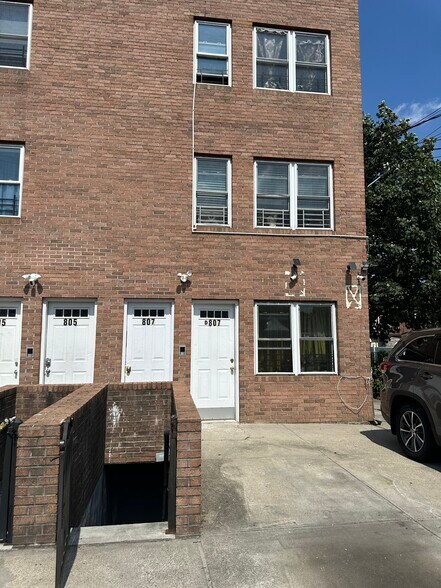 807 Barbey St, Brooklyn, NY à vendre - Photo de l’immeuble – Image 2 sur 27