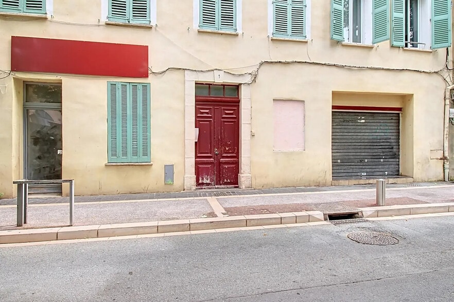 Local d'activités dans Draguignan à vendre - Photo de l’immeuble – Image 1 sur 8