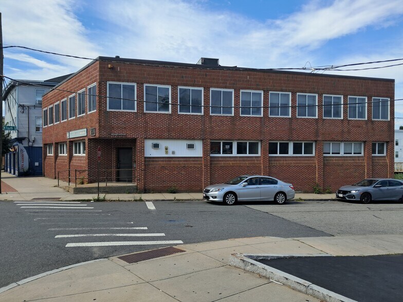 418 Bridge St, Lowell, MA à louer - Photo de l’immeuble – Image 2 sur 9