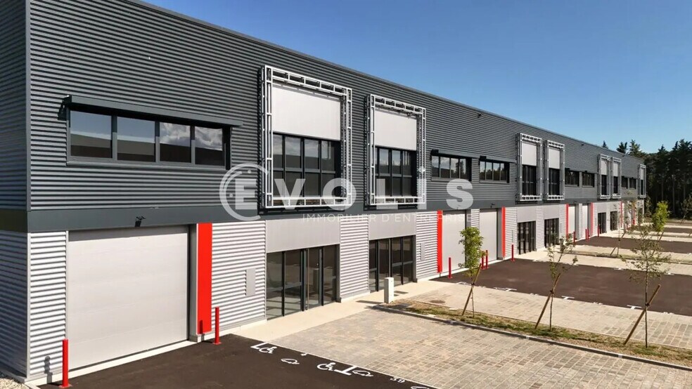 Local d’activités dans Villeneuve-lès-Avignon à louer - Photo de l’immeuble – Image 1 sur 9