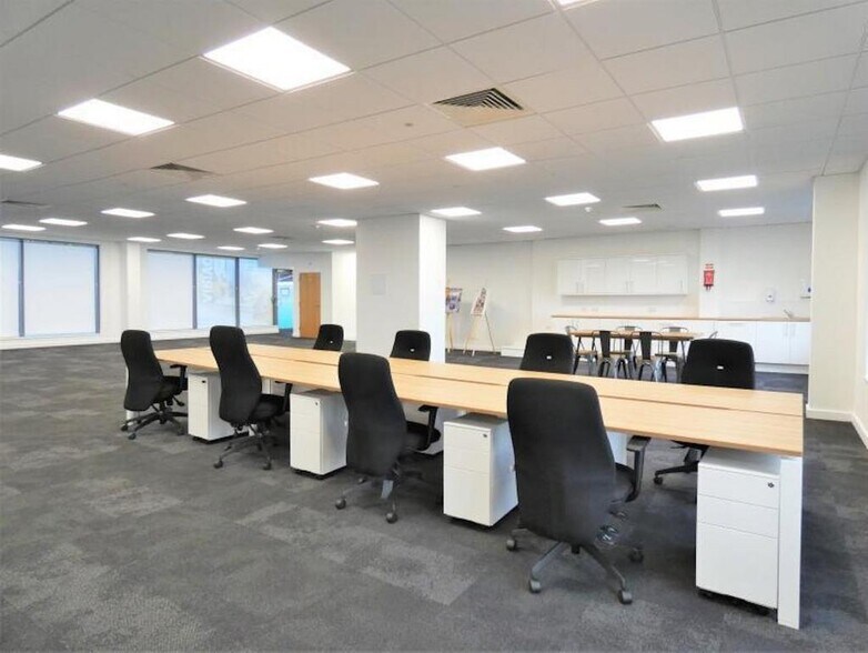Ealing Rd, Brentford à vendre - Photo de l’immeuble – Image 3 sur 12