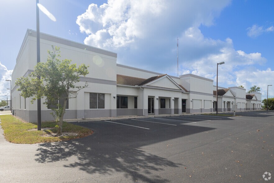 10811 Sunset Plaza Cir, Fort Myers, FL à vendre - Photo principale – Image 1 sur 4