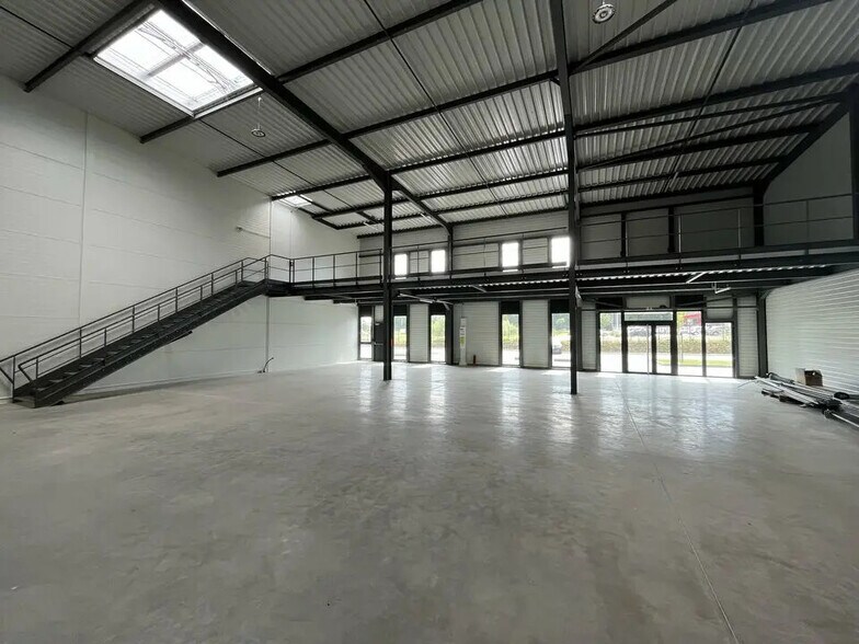 Local d’activités dans Villefontaine à louer - Photo de l’immeuble – Image 3 sur 13