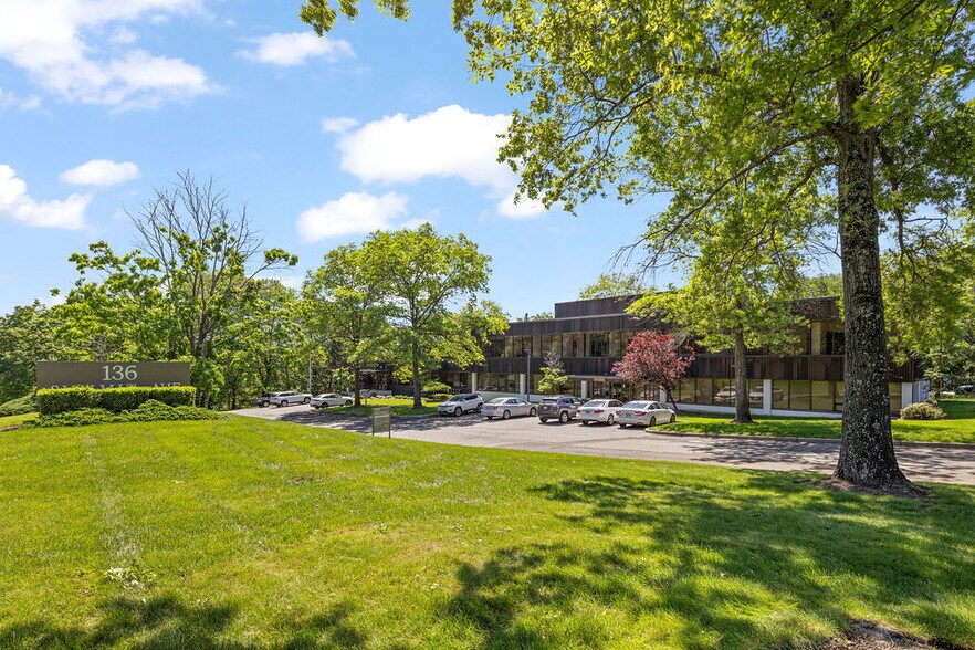 136 Summit Ave, Montvale, NJ à louer - Photo de l’immeuble – Image 3 sur 23