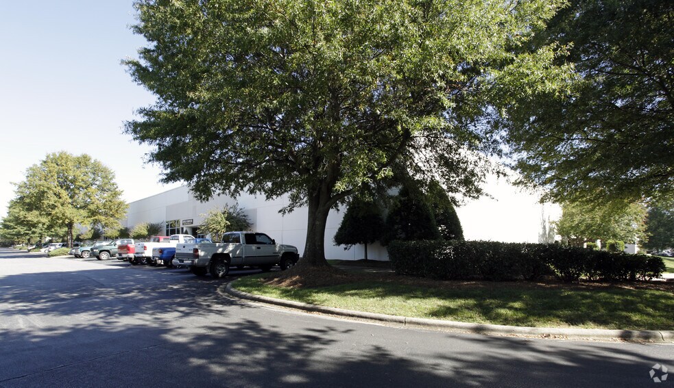 235 Burgess Rd, Greensboro, NC à louer - Photo de l’immeuble – Image 2 sur 7