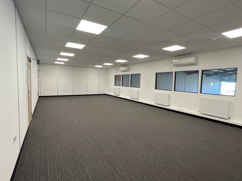 Bureau dans Hangar 4, Cecil Pashley Way, Shoreham Airport, Shoreham by Sea à louer - Photo intérieure – Image 1 sur 8
