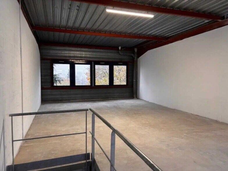 Local d’activités dans Neuilly-Plaisance à louer - Photo de l’immeuble – Image 2 sur 11
